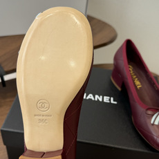 Chanel26ss夏季新款粗跟蝴蝶结芭蕾单鞋 温柔名媛的氛围感缓缓蔓延,圆润鞋头搭配精巧的小蝴蝶结,撞色双C贴标是整双 Chanel26ss夏季新款粗跟蝴蝶结芭蕾单鞋 温柔名媛的氛围感缓缓蔓延,圆润鞋头搭配精巧的小蝴蝶结,撞色双C贴标是整双