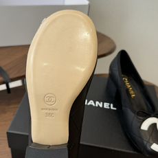 Chanel26ss夏季新款粗跟蝴蝶结芭蕾单鞋 温柔名媛的氛围感缓缓蔓延,圆润鞋头搭配精巧的小蝴蝶结,撞色双C贴标是整双 Chanel26ss夏季新款粗跟蝴蝶结芭蕾单鞋 温柔名媛的氛围感缓缓蔓延,圆润鞋头搭配精巧的小蝴蝶结,撞色双C贴标是整双