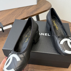 Chanel26ss夏季新款粗跟蝴蝶结芭蕾单鞋 温柔名媛的氛围感缓缓蔓延,圆润鞋头搭配精巧的小蝴蝶结,撞色双C贴标是整双 Chanel26ss夏季新款粗跟蝴蝶结芭蕾单鞋 温柔名媛的氛围感缓缓蔓延,圆润鞋头搭配精巧的小蝴蝶结,撞色双C贴标是整双