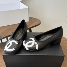 Chanel26ss夏季新款粗跟蝴蝶结芭蕾单鞋 温柔名媛的氛围感缓缓蔓延,圆润鞋头搭配精巧的小蝴蝶结,撞色双C贴标是整双 Chanel26ss夏季新款粗跟蝴蝶结芭蕾单鞋 温柔名媛的氛围感缓缓蔓延,圆润鞋头搭配精巧的小蝴蝶结,撞色双C贴标是整双