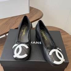 Chanel26ss夏季新款粗跟蝴蝶结芭蕾单鞋 温柔名媛的氛围感缓缓蔓延,圆润鞋头搭配精巧的小蝴蝶结,撞色双C贴标是整双 Chanel26ss夏季新款粗跟蝴蝶结芭蕾单鞋 温柔名媛的氛围感缓缓蔓延,圆润鞋头搭配精巧的小蝴蝶结,撞色双C贴标是整双