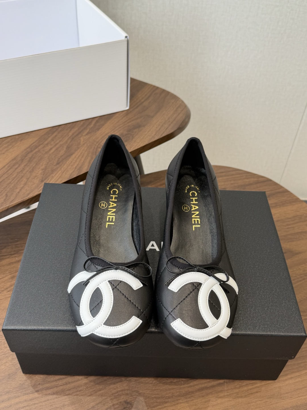 Chanel26ss夏季新款粗跟蝴蝶结芭蕾单鞋 温柔名媛的氛围感缓缓蔓延,圆润鞋头搭配精巧的小蝴蝶结,撞色双C贴标是整双 Chanel26ss夏季新款粗跟蝴蝶结芭蕾单鞋 温柔名媛的氛围感缓缓蔓延,圆润鞋头搭配精巧的小蝴蝶结,撞色双C贴标是整双