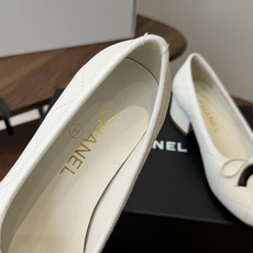 Chanel26ss夏季新款粗跟蝴蝶结芭蕾单鞋 温柔名媛的氛围感缓缓蔓延,圆润鞋头搭配精巧的小蝴蝶结,撞色双C贴标是整双 Chanel26ss夏季新款粗跟蝴蝶结芭蕾单鞋 温柔名媛的氛围感缓缓蔓延,圆润鞋头搭配精巧的小蝴蝶结,撞色双C贴标是整双