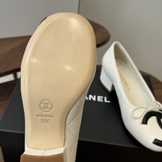 Chanel26ss夏季新款粗跟蝴蝶结芭蕾单鞋 温柔名媛的氛围感缓缓蔓延,圆润鞋头搭配精巧的小蝴蝶结,撞色双C贴标是整双 Chanel26ss夏季新款粗跟蝴蝶结芭蕾单鞋 温柔名媛的氛围感缓缓蔓延,圆润鞋头搭配精巧的小蝴蝶结,撞色双C贴标是整双