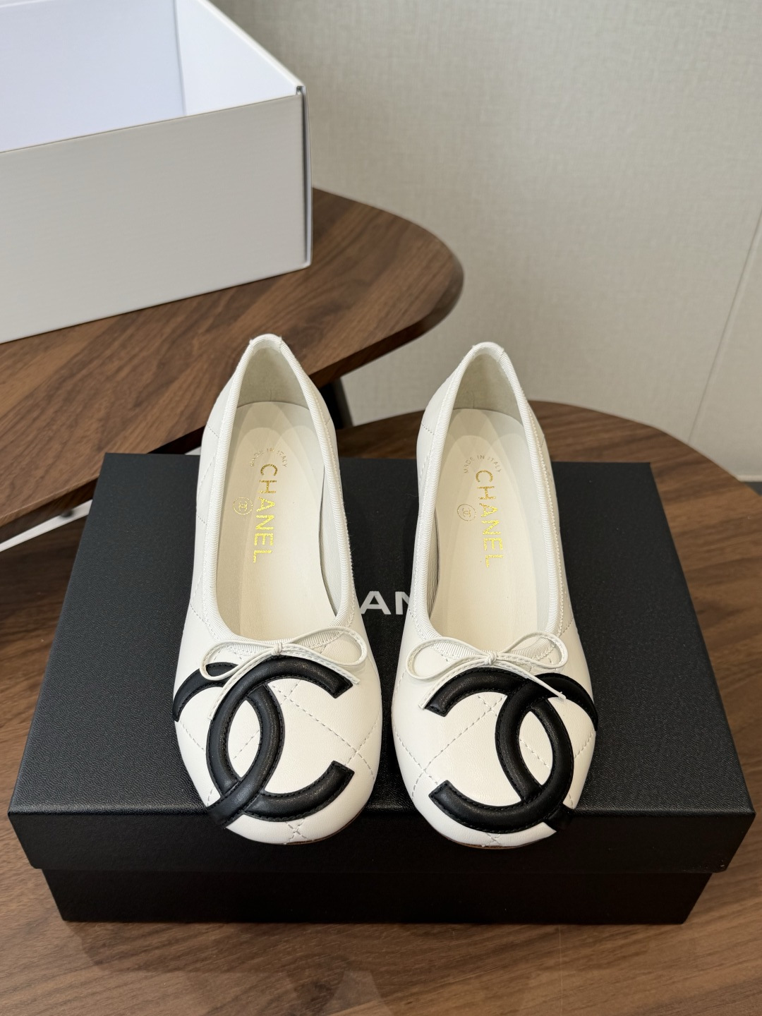 Chanel26ss夏季新款粗跟蝴蝶结芭蕾单鞋 温柔名媛的氛围感缓缓蔓延,圆润鞋头搭配精巧的小蝴蝶结,撞色双C贴标是整双 Chanel26ss夏季新款粗跟蝴蝶结芭蕾单鞋 温柔名媛的氛围感缓缓蔓延,圆润鞋头搭配精巧的小蝴蝶结,撞色双C贴标是整双