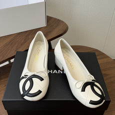 Chanel26ss夏季新款粗跟蝴蝶结芭蕾单鞋 温柔名媛的氛围感缓缓蔓延,圆润鞋头搭配精巧的小蝴蝶结,撞色双C贴标是整双 Chanel26ss夏季新款粗跟蝴蝶结芭蕾单鞋 温柔名媛的氛围感缓缓蔓延,圆润鞋头搭配精巧的小蝴蝶结,撞色双C贴标是整双