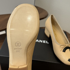 Chanel26ss夏季新款粗跟蝴蝶结芭蕾单鞋 温柔名媛的氛围感缓缓蔓延,圆润鞋头搭配精巧的小蝴蝶结,撞色双C贴标是整双 Chanel26ss夏季新款粗跟蝴蝶结芭蕾单鞋 温柔名媛的氛围感缓缓蔓延,圆润鞋头搭配精巧的小蝴蝶结,撞色双C贴标是整双