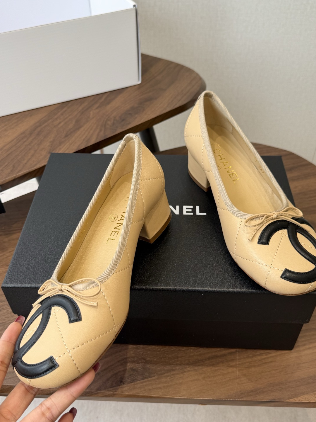 Chanel26ss夏季新款粗跟蝴蝶结芭蕾单鞋 温柔名媛的氛围感缓缓蔓延,圆润鞋头搭配精巧的小蝴蝶结,撞色双C贴标是整双 Chanel26ss夏季新款粗跟蝴蝶结芭蕾单鞋 温柔名媛的氛围感缓缓蔓延,圆润鞋头搭配精巧的小蝴蝶结,撞色双C贴标是整双