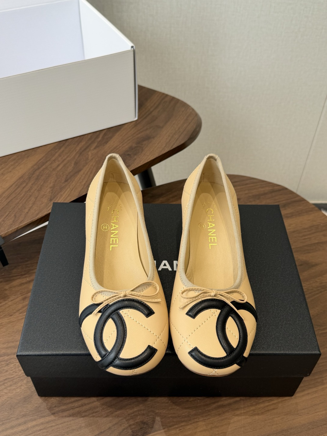 Chanel26ss夏季新款粗跟蝴蝶结芭蕾单鞋 温柔名媛的氛围感缓缓蔓延,圆润鞋头搭配精巧的小蝴蝶结,撞色双C贴标是整双 Chanel26ss夏季新款粗跟蝴蝶结芭蕾单鞋 温柔名媛的氛围感缓缓蔓延,圆润鞋头搭配精巧的小蝴蝶结,撞色双C贴标是整双