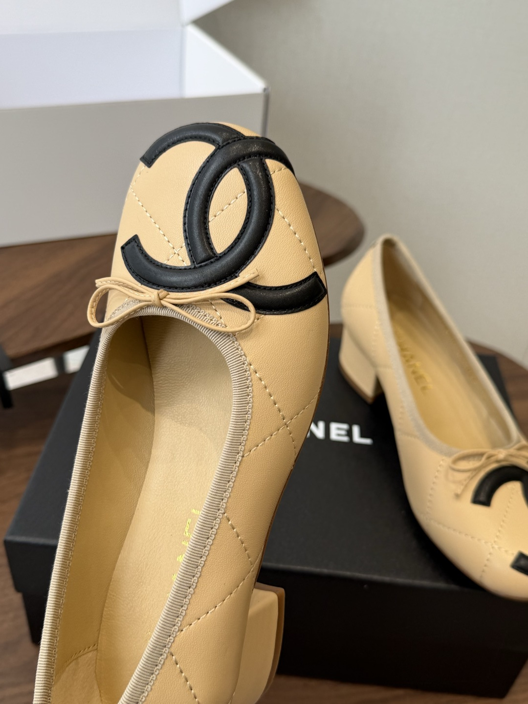Chanel26ss夏季新款粗跟蝴蝶结芭蕾单鞋 温柔名媛的氛围感缓缓蔓延,圆润鞋头搭配精巧的小蝴蝶结,撞色双C贴标是整双 Chanel26ss夏季新款粗跟蝴蝶结芭蕾单鞋 温柔名媛的氛围感缓缓蔓延,圆润鞋头搭配精巧的小蝴蝶结,撞色双C贴标是整双
