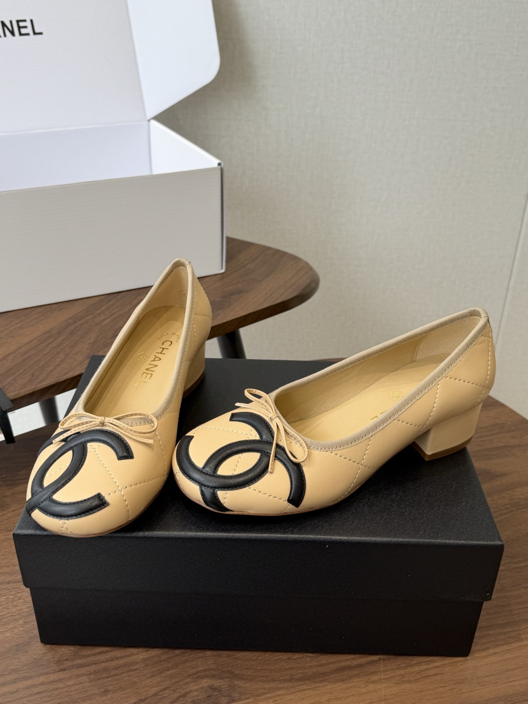 Chanel26ss夏季新款粗跟蝴蝶结芭蕾单鞋 温柔名媛的氛围感缓缓蔓延,圆润鞋头搭配精巧的小蝴蝶结,撞色双C贴标是整双 Chanel26ss夏季新款粗跟蝴蝶结芭蕾单鞋 温柔名媛的氛围感缓缓蔓延,圆润鞋头搭配精巧的小蝴蝶结,撞色双C贴标是整双