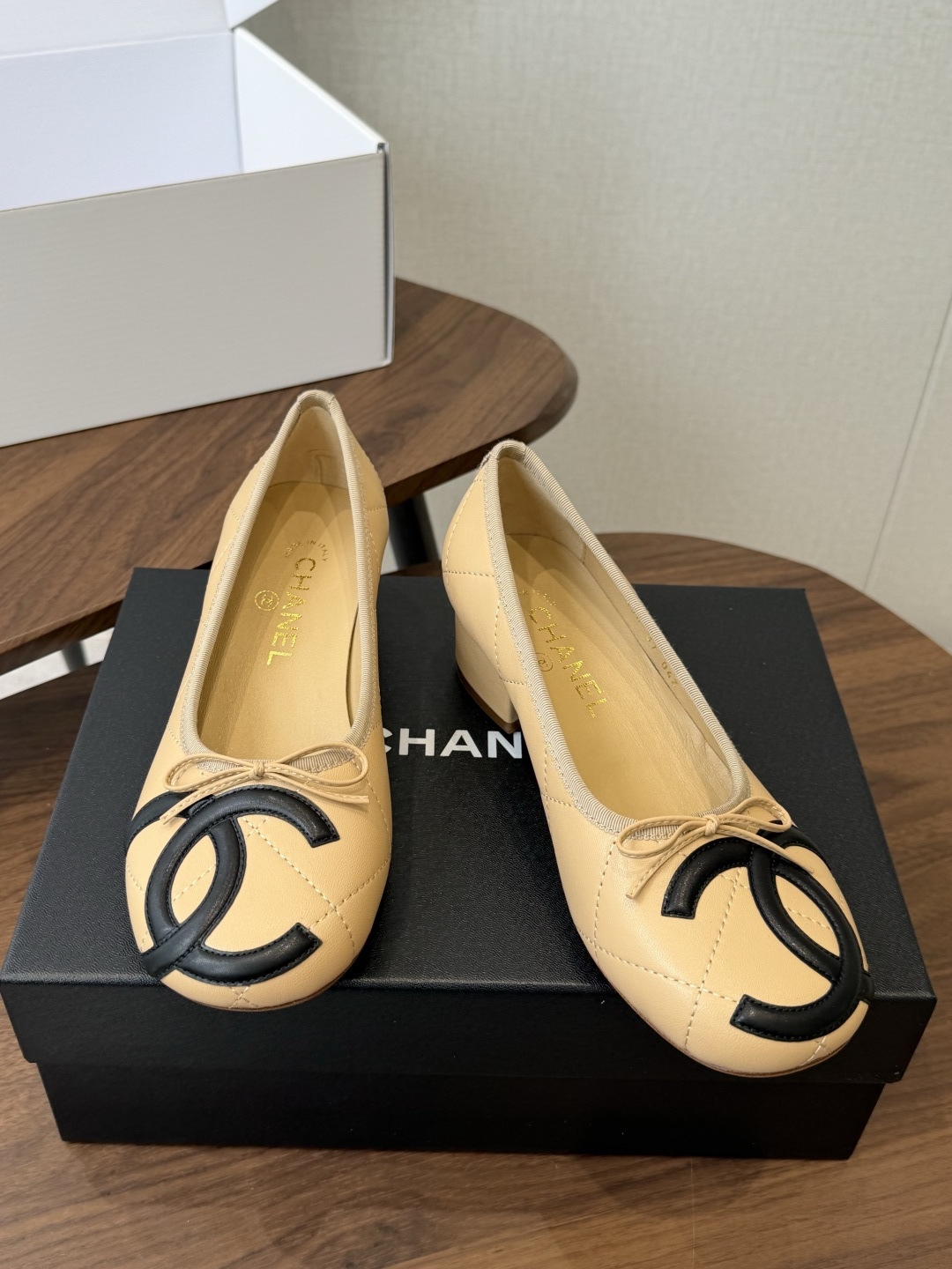 Chanel26ss夏季新款粗跟蝴蝶结芭蕾单鞋 温柔名媛的氛围感缓缓蔓延,圆润鞋头搭配精巧的小蝴蝶结,撞色双C贴标是整双 Chanel26ss夏季新款粗跟蝴蝶结芭蕾单鞋 温柔名媛的氛围感缓缓蔓延,圆润鞋头搭配精巧的小蝴蝶结,撞色双C贴标是整双