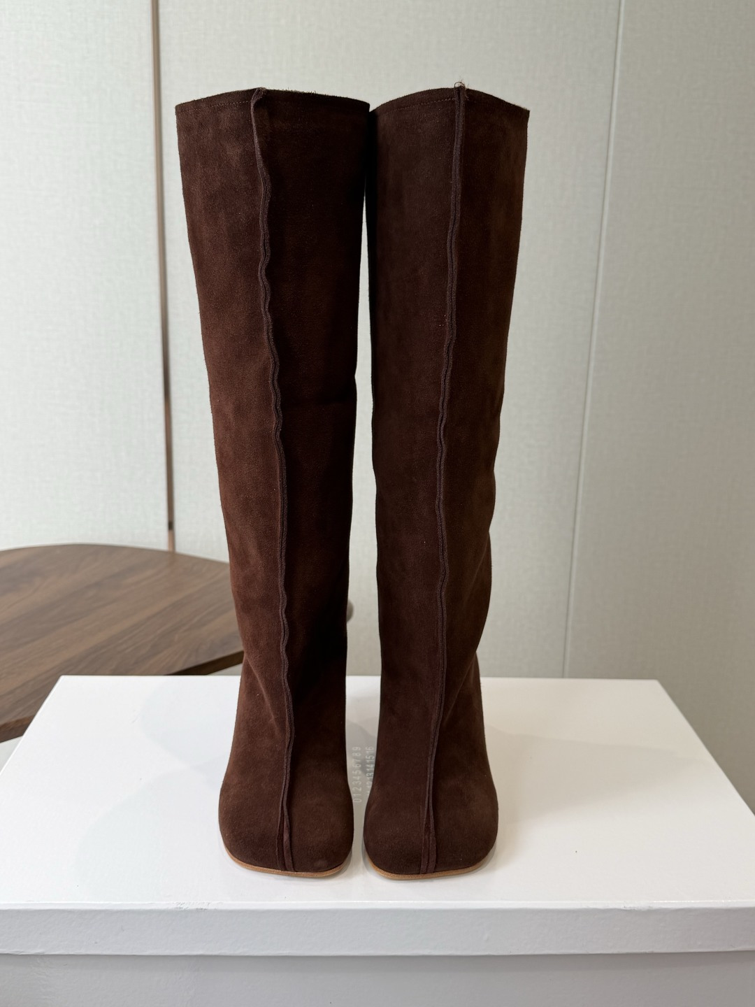 Maison Margiela26ss夏季新款细跟高筒靴 自带松弛复古文艺氛围感的麂皮细跟高筒靴，圆润柔和的分缝圆头鞋型