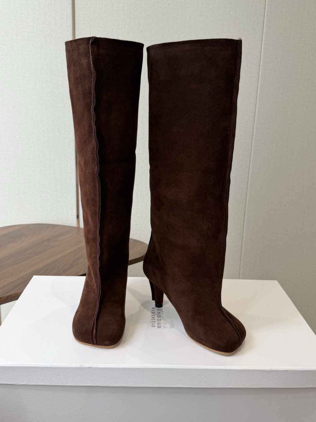 Maison Margiela26ss夏季新款细跟高筒靴 自带松弛复古文艺氛围感的麂皮细跟高筒靴,圆润柔和的分缝圆头鞋型 Maison Margiela26ss夏季新款细跟高筒靴 自带松弛复古文艺氛围感的麂皮细跟高筒靴,圆润柔和的分缝圆头鞋型