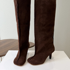 Maison Margiela26ss夏季新款细跟高筒靴 自带松弛复古文艺氛围感的麂皮细跟高筒靴,圆润柔和的分缝圆头鞋型 Maison Margiela26ss夏季新款细跟高筒靴 自带松弛复古文艺氛围感的麂皮细跟高筒靴,圆润柔和的分缝圆头鞋型
