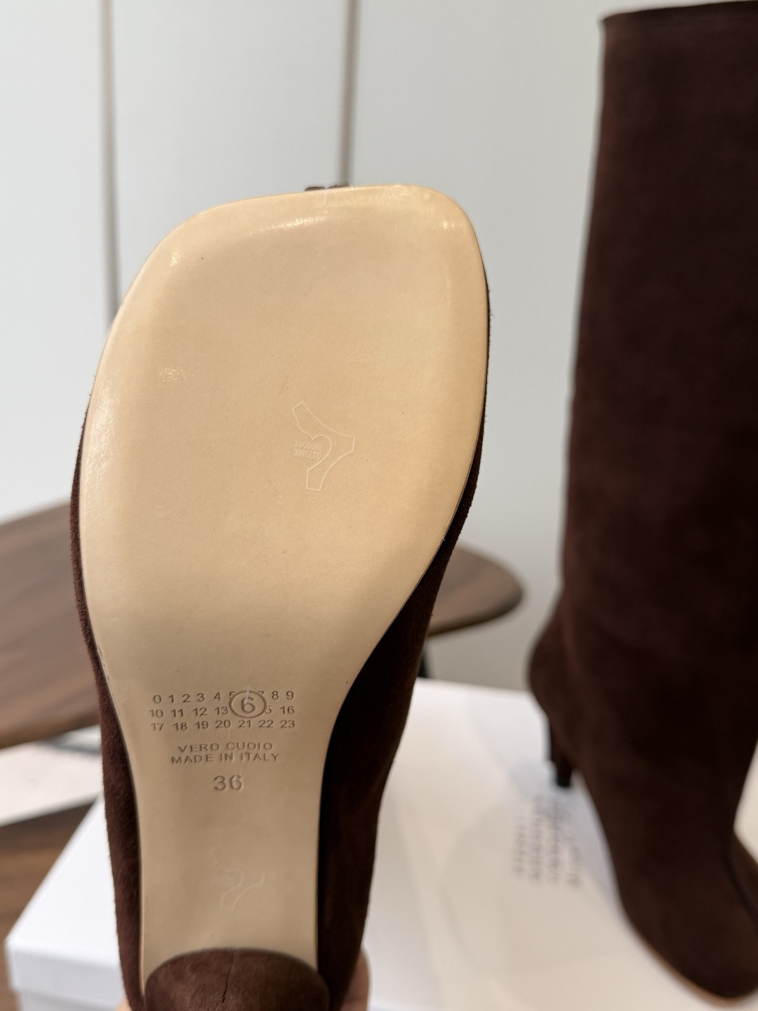 Maison Margiela26ss夏季新款细跟高筒靴 自带松弛复古文艺氛围感的麂皮细跟高筒靴,圆润柔和的分缝圆头鞋型 Maison Margiela26ss夏季新款细跟高筒靴 自带松弛复古文艺氛围感的麂皮细跟高筒靴,圆润柔和的分缝圆头鞋型