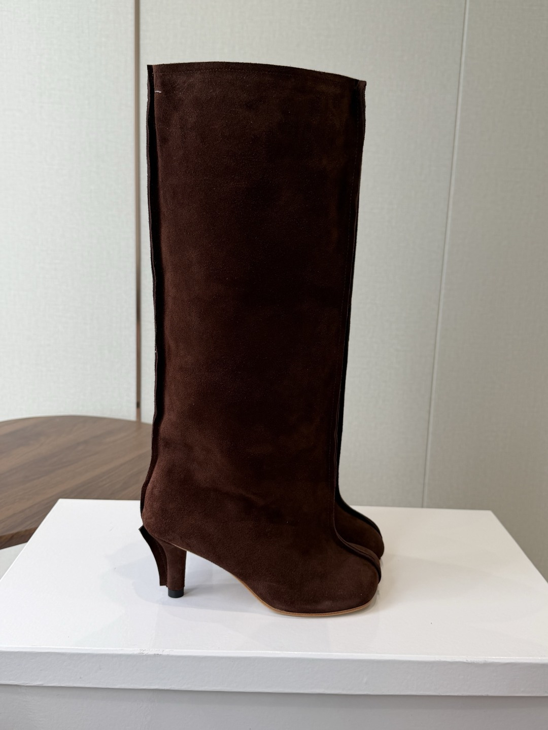 Maison Margiela26ss夏季新款细跟高筒靴 自带松弛复古文艺氛围感的麂皮细跟高筒靴,圆润柔和的分缝圆头鞋型 Maison Margiela26ss夏季新款细跟高筒靴 自带松弛复古文艺氛围感的麂皮细跟高筒靴,圆润柔和的分缝圆头鞋型
