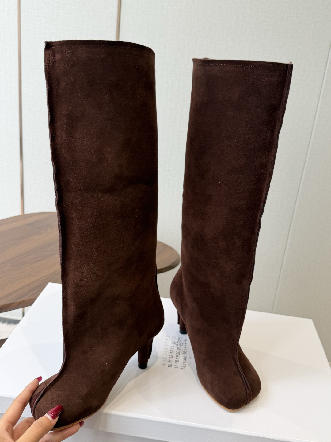 Maison Margiela26ss夏季新款细跟高筒靴 自带松弛复古文艺氛围感的麂皮细跟高筒靴,圆润柔和的分缝圆头鞋型 Maison Margiela26ss夏季新款细跟高筒靴 自带松弛复古文艺氛围感的麂皮细跟高筒靴,圆润柔和的分缝圆头鞋型