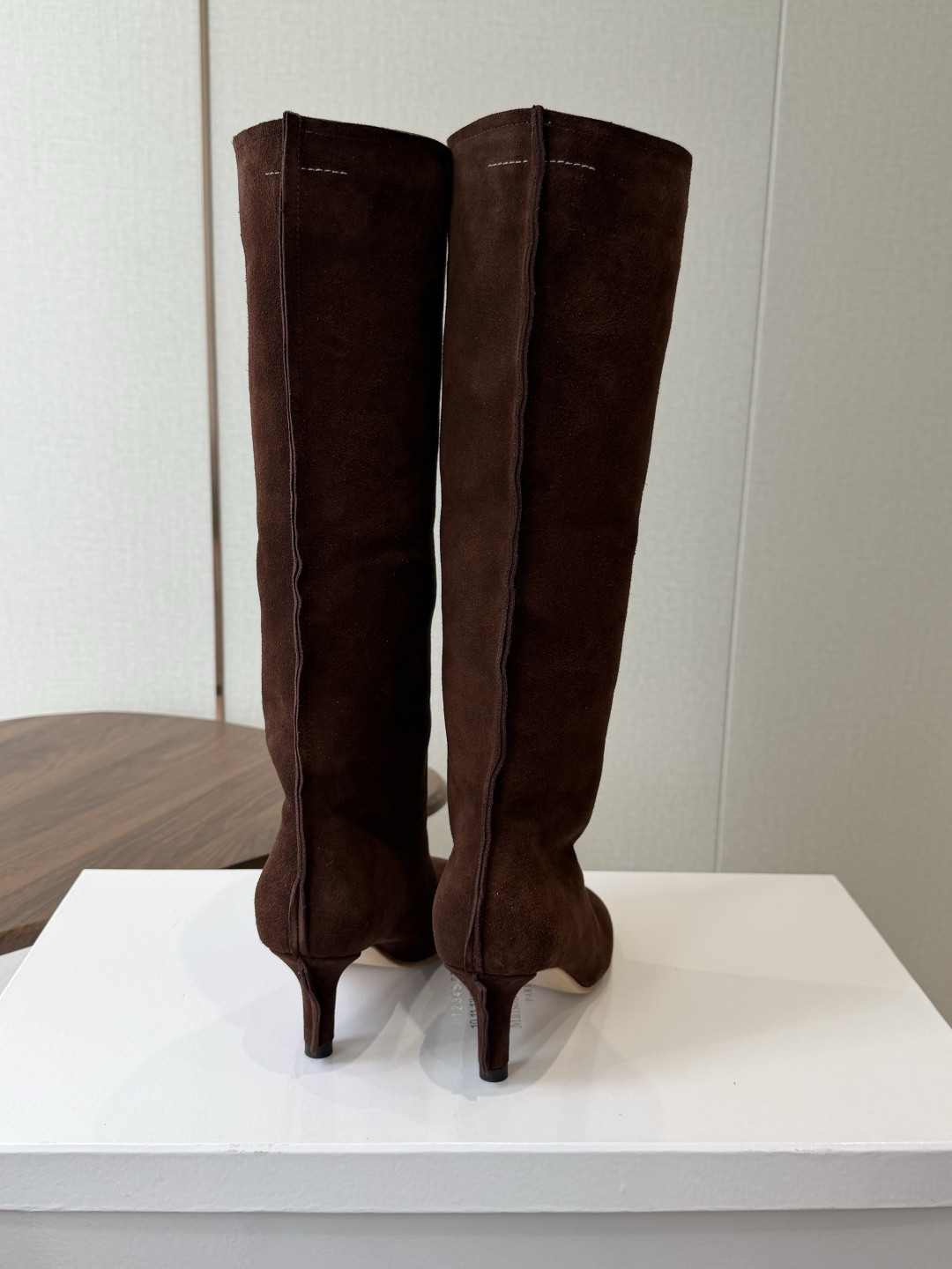 Maison Margiela26ss夏季新款细跟高筒靴 自带松弛复古文艺氛围感的麂皮细跟高筒靴,圆润柔和的分缝圆头鞋型 Maison Margiela26ss夏季新款细跟高筒靴 自带松弛复古文艺氛围感的麂皮细跟高筒靴,圆润柔和的分缝圆头鞋型