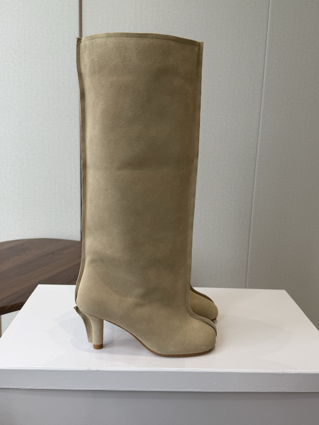 Maison Margiela26ss夏季新款细跟高筒靴 自带松弛复古文艺氛围感的麂皮细跟高筒靴，圆润柔和的分缝圆头鞋型