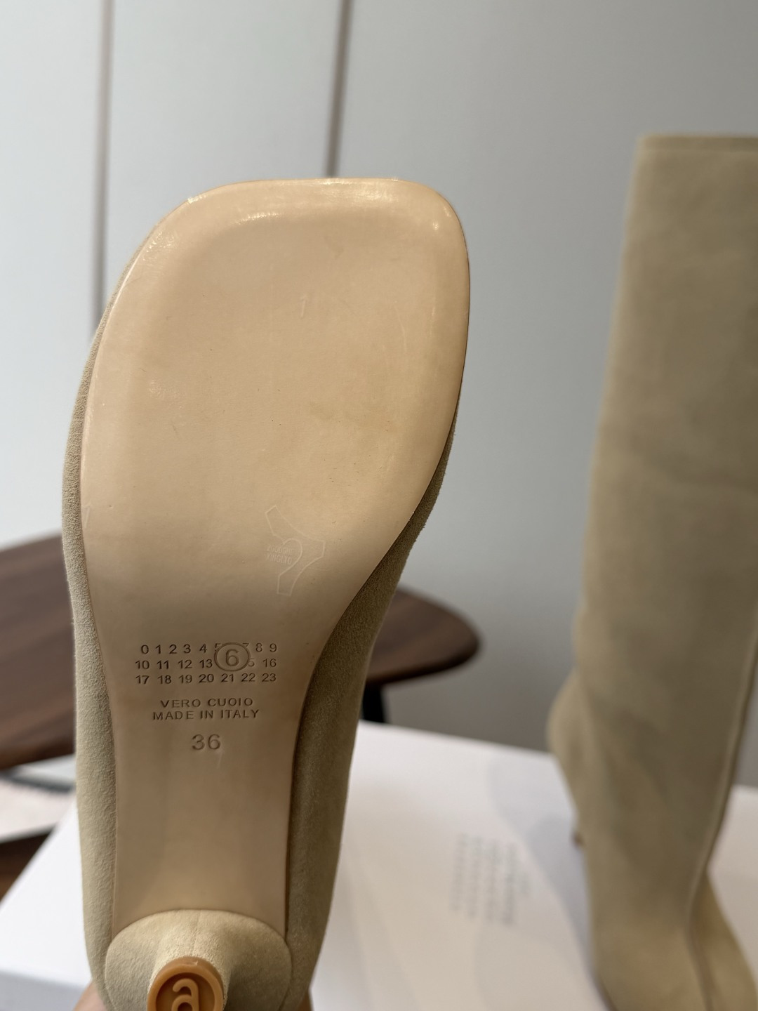 Maison Margiela26ss夏季新款细跟高筒靴 自带松弛复古文艺氛围感的麂皮细跟高筒靴，圆润柔和的分缝圆头鞋型