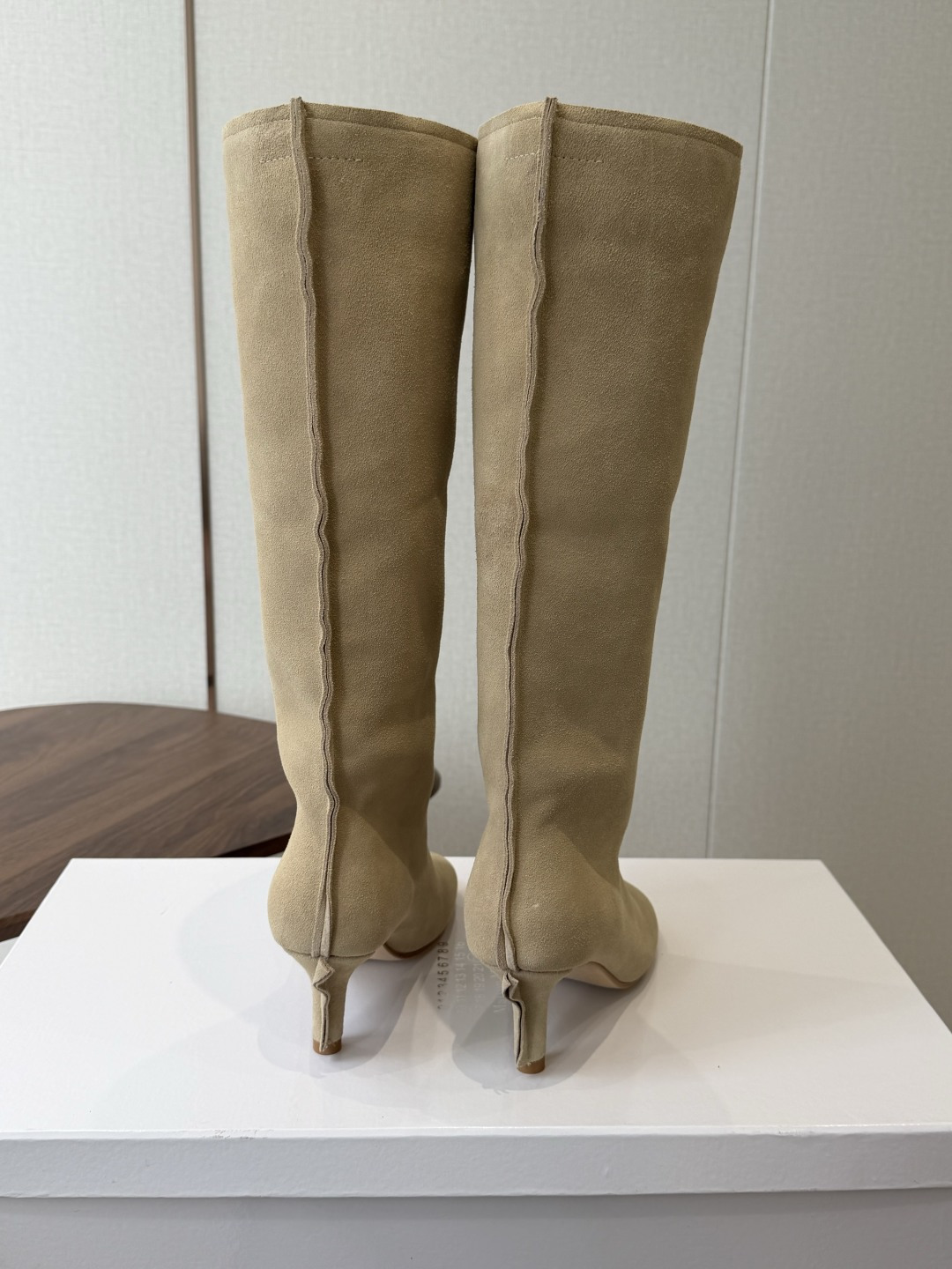 Maison Margiela26ss夏季新款细跟高筒靴 自带松弛复古文艺氛围感的麂皮细跟高筒靴，圆润柔和的分缝圆头鞋型