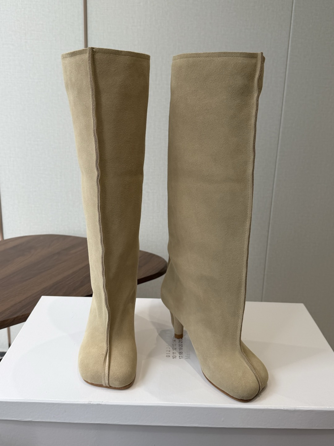 Maison Margiela26ss夏季新款细跟高筒靴 自带松弛复古文艺氛围感的麂皮细跟高筒靴，圆润柔和的分缝圆头鞋型