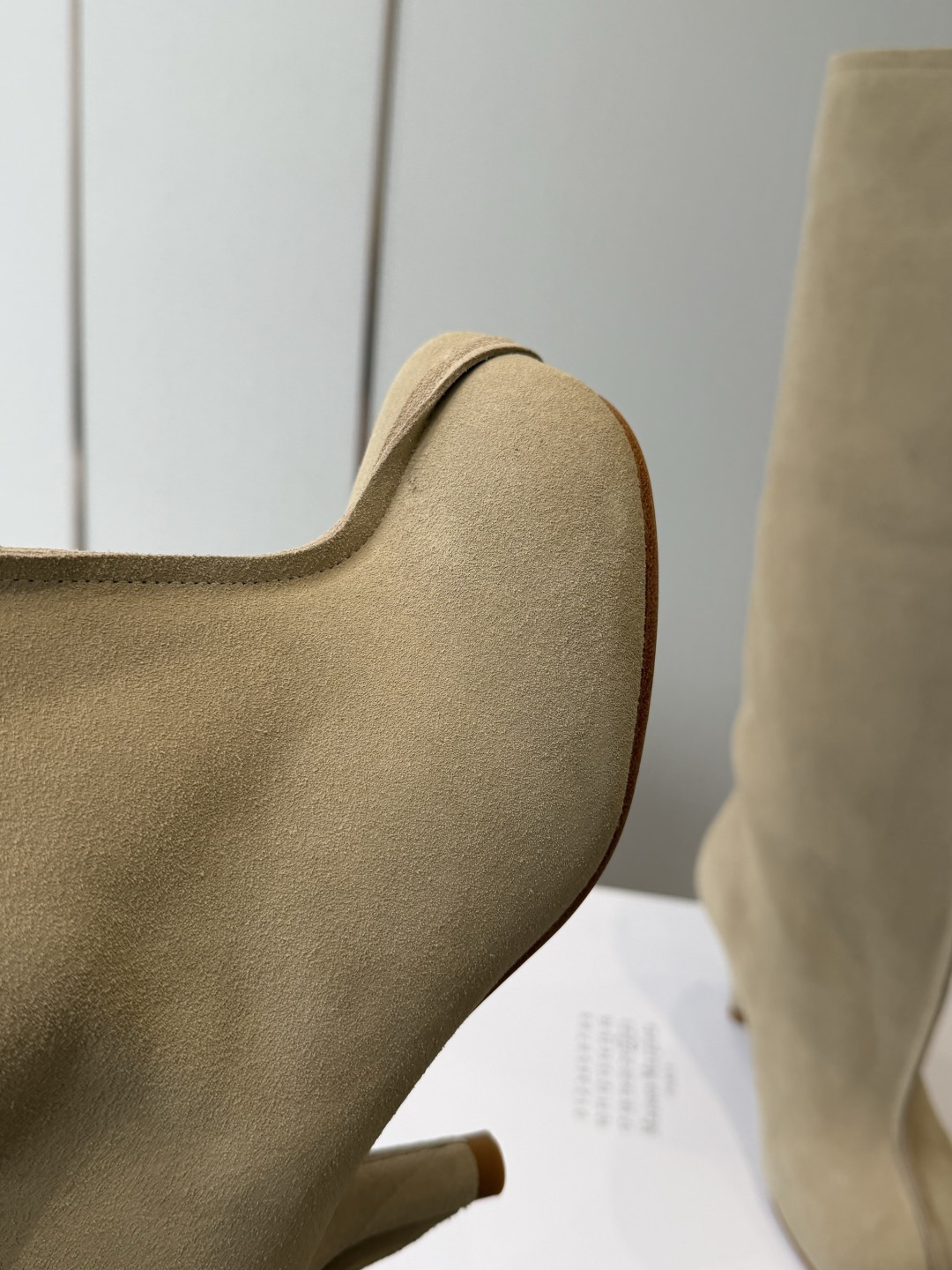 Maison Margiela26ss夏季新款细跟高筒靴 自带松弛复古文艺氛围感的麂皮细跟高筒靴，圆润柔和的分缝圆头鞋型