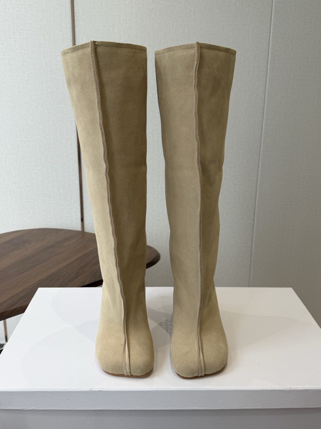 Maison Margiela26ss夏季新款细跟高筒靴 自带松弛复古文艺氛围感的麂皮细跟高筒靴，圆润柔和的分缝圆头鞋型