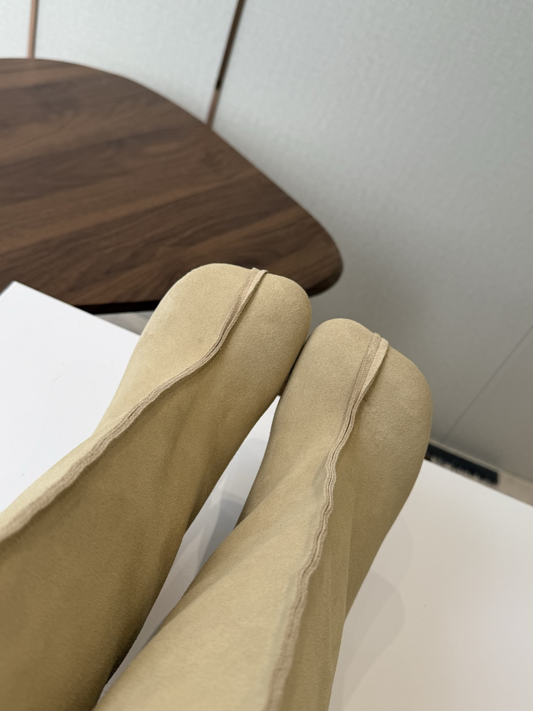 Maison Margiela26ss夏季新款细跟高筒靴 自带松弛复古文艺氛围感的麂皮细跟高筒靴，圆润柔和的分缝圆头鞋型
