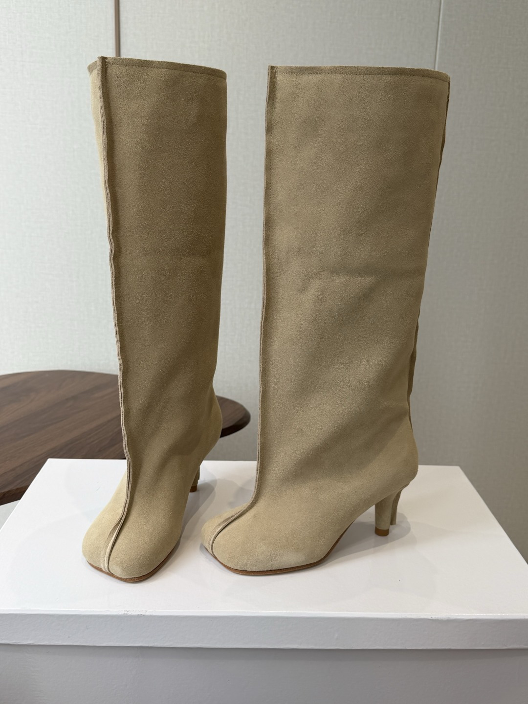 Maison Margiela26ss夏季新款细跟高筒靴 自带松弛复古文艺氛围感的麂皮细跟高筒靴，圆润柔和的分缝圆头鞋型