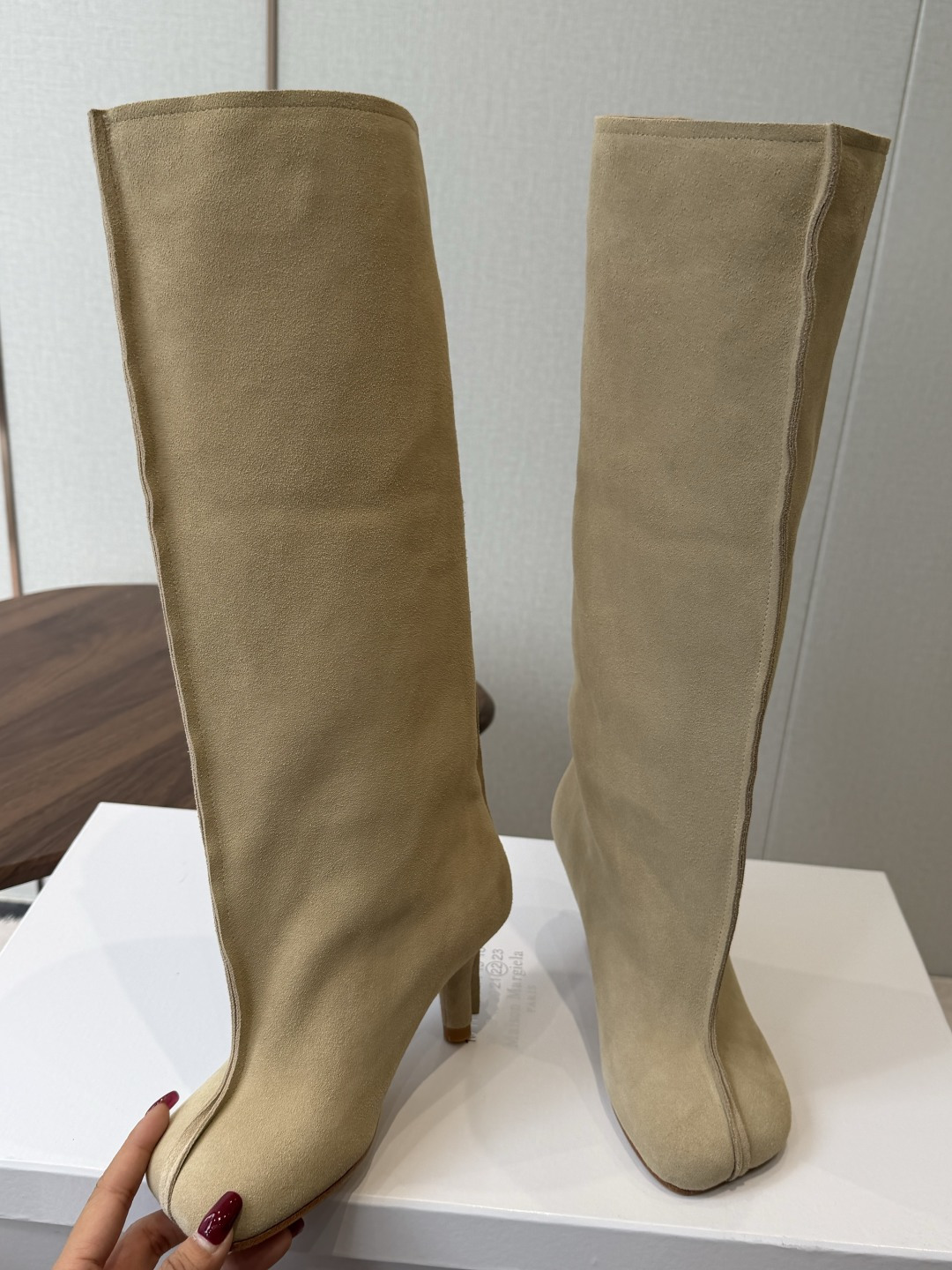 Maison Margiela26ss夏季新款细跟高筒靴 自带松弛复古文艺氛围感的麂皮细跟高筒靴，圆润柔和的分缝圆头鞋型