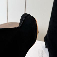 Maison Margiela26ss夏季新款细跟高筒靴 自带松弛复古文艺氛围感的麂皮细跟高筒靴,圆润柔和的分缝圆头鞋型 Maison Margiela26ss夏季新款细跟高筒靴 自带松弛复古文艺氛围感的麂皮细跟高筒靴,圆润柔和的分缝圆头鞋型