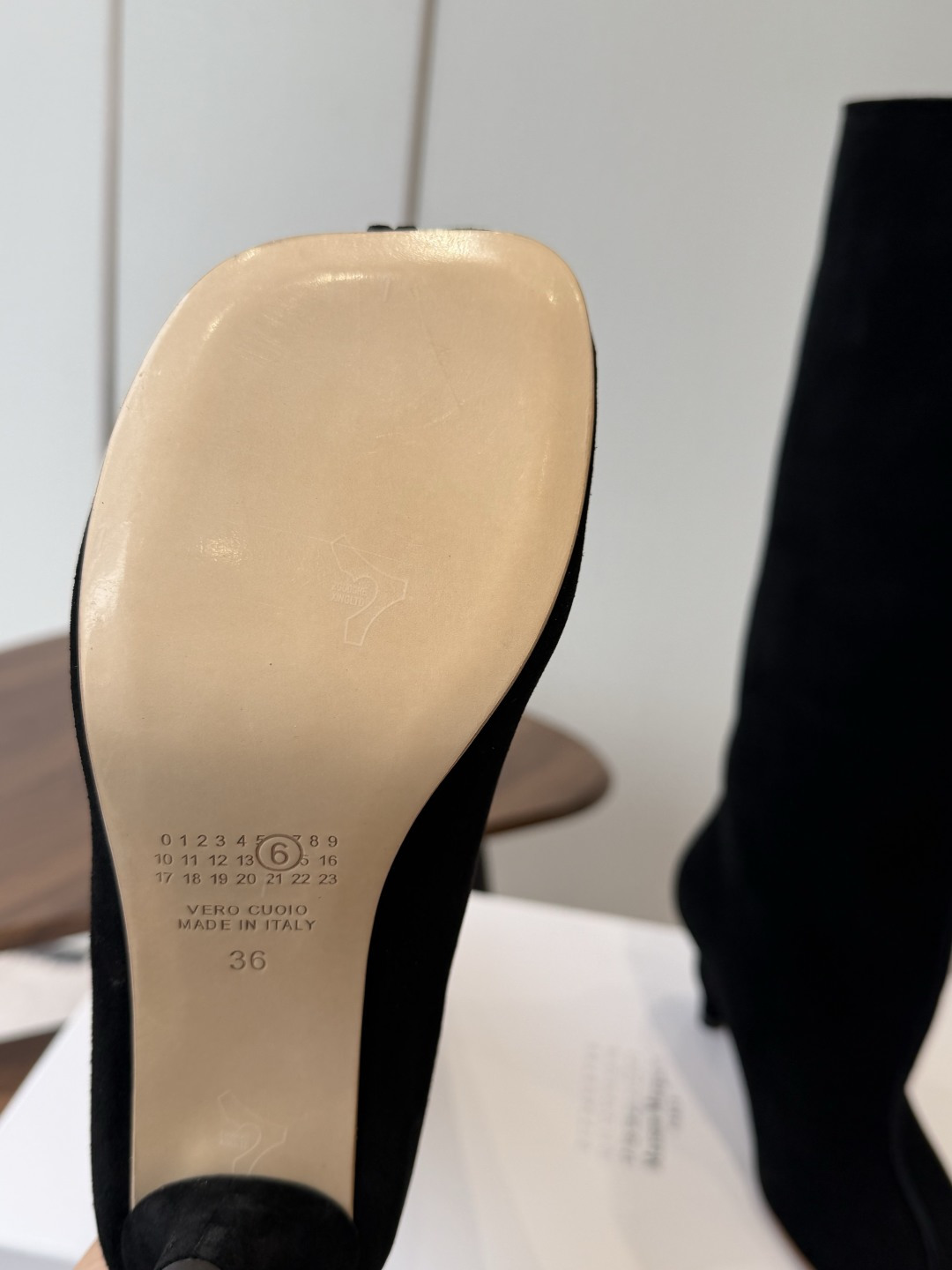 Maison Margiela26ss夏季新款细跟高筒靴 自带松弛复古文艺氛围感的麂皮细跟高筒靴,圆润柔和的分缝圆头鞋型 Maison Margiela26ss夏季新款细跟高筒靴 自带松弛复古文艺氛围感的麂皮细跟高筒靴,圆润柔和的分缝圆头鞋型