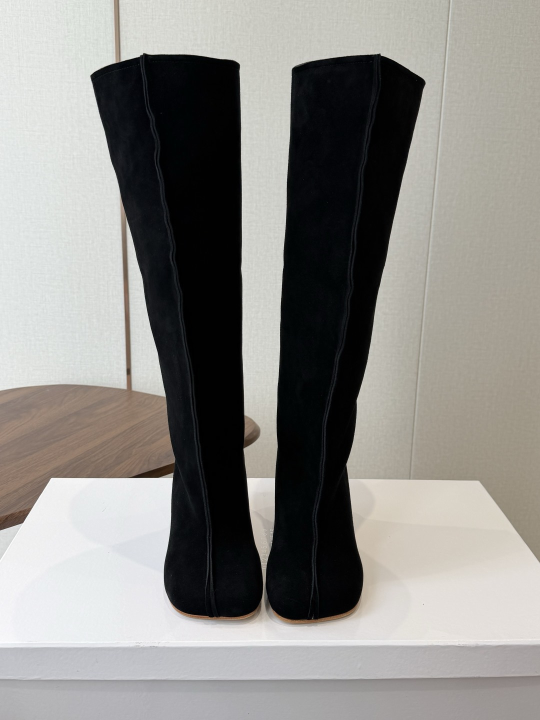 Maison Margiela26ss夏季新款细跟高筒靴 自带松弛复古文艺氛围感的麂皮细跟高筒靴，圆润柔和的分缝圆头鞋型