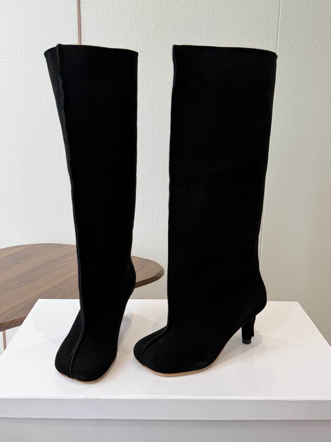 Maison Margiela26ss夏季新款细跟高筒靴 自带松弛复古文艺氛围感的麂皮细跟高筒靴,圆润柔和的分缝圆头鞋型 Maison Margiela26ss夏季新款细跟高筒靴 自带松弛复古文艺氛围感的麂皮细跟高筒靴,圆润柔和的分缝圆头鞋型