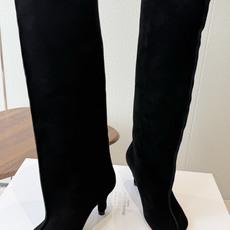 Maison Margiela26ss夏季新款细跟高筒靴 自带松弛复古文艺氛围感的麂皮细跟高筒靴,圆润柔和的分缝圆头鞋型 Maison Margiela26ss夏季新款细跟高筒靴 自带松弛复古文艺氛围感的麂皮细跟高筒靴,圆润柔和的分缝圆头鞋型