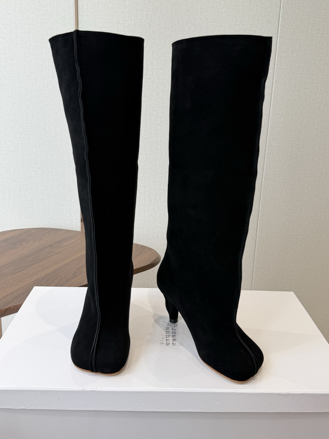 Maison Margiela26ss夏季新款细跟高筒靴 自带松弛复古文艺氛围感的麂皮细跟高筒靴,圆润柔和的分缝圆头鞋型 Maison Margiela26ss夏季新款细跟高筒靴 自带松弛复古文艺氛围感的麂皮细跟高筒靴,圆润柔和的分缝圆头鞋型
