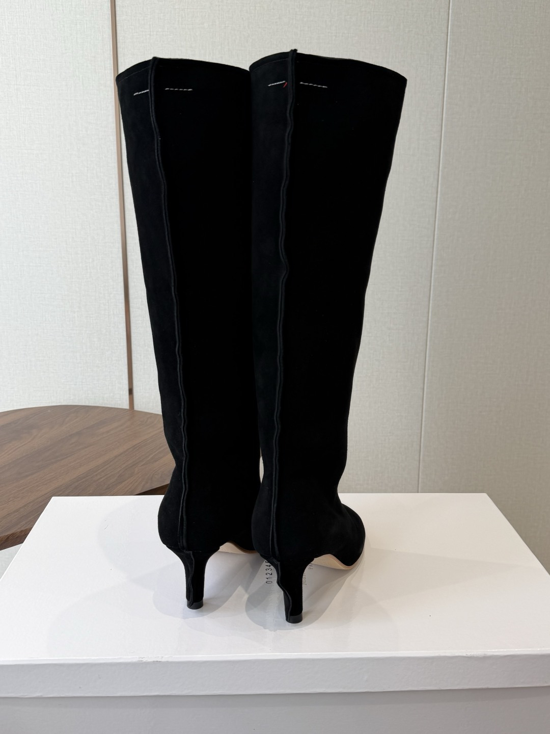 Maison Margiela26ss夏季新款细跟高筒靴 自带松弛复古文艺氛围感的麂皮细跟高筒靴,圆润柔和的分缝圆头鞋型 Maison Margiela26ss夏季新款细跟高筒靴 自带松弛复古文艺氛围感的麂皮细跟高筒靴,圆润柔和的分缝圆头鞋型