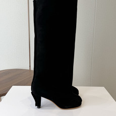 Maison Margiela26ss夏季新款细跟高筒靴 自带松弛复古文艺氛围感的麂皮细跟高筒靴,圆润柔和的分缝圆头鞋型 Maison Margiela26ss夏季新款细跟高筒靴 自带松弛复古文艺氛围感的麂皮细跟高筒靴,圆润柔和的分缝圆头鞋型