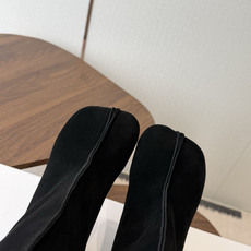 Maison Margiela26ss夏季新款细跟高筒靴 自带松弛复古文艺氛围感的麂皮细跟高筒靴,圆润柔和的分缝圆头鞋型 Maison Margiela26ss夏季新款细跟高筒靴 自带松弛复古文艺氛围感的麂皮细跟高筒靴,圆润柔和的分缝圆头鞋型
