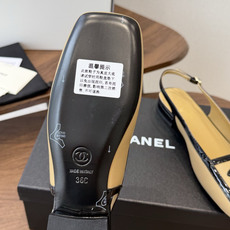 Chanel26SS早春新款方头拼色平底凉鞋 经典方头鞋型自带复古高级感,拼色设计瞬间点亮整体造型,把香奈儿的品牌辨识度 Chanel26SS早春新款方头拼色平底凉鞋 经典方头鞋型自带复古高级感,拼色设计瞬间点亮整体造型,把香奈儿的品牌辨识度