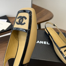 Chanel26SS早春新款方头拼色平底凉鞋 经典方头鞋型自带复古高级感,拼色设计瞬间点亮整体造型,把香奈儿的品牌辨识度 Chanel26SS早春新款方头拼色平底凉鞋 经典方头鞋型自带复古高级感,拼色设计瞬间点亮整体造型,把香奈儿的品牌辨识度