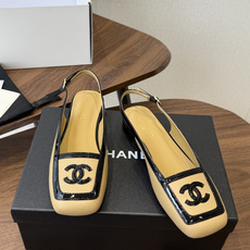 Chanel26SS早春新款方头拼色平底凉鞋 经典方头鞋型自带复古高级感,拼色设计瞬间点亮整体造型,把香奈儿的品牌辨识度 Chanel26SS早春新款方头拼色平底凉鞋 经典方头鞋型自带复古高级感,拼色设计瞬间点亮整体造型,把香奈儿的品牌辨识度