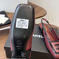 Chanel26SS早春新款方头拼色平底凉鞋 经典方头鞋型自带复古高级感,拼色设计瞬间点亮整体造型,把香奈儿的品牌辨识度 Chanel26SS早春新款方头拼色平底凉鞋 经典方头鞋型自带复古高级感,拼色设计瞬间点亮整体造型,把香奈儿的品牌辨识度