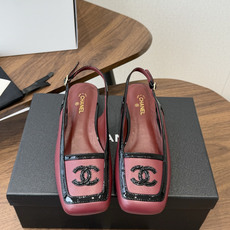 Chanel26SS早春新款方头拼色平底凉鞋 经典方头鞋型自带复古高级感,拼色设计瞬间点亮整体造型,把香奈儿的品牌辨识度 Chanel26SS早春新款方头拼色平底凉鞋 经典方头鞋型自带复古高级感,拼色设计瞬间点亮整体造型,把香奈儿的品牌辨识度