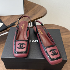 Chanel26SS早春新款方头拼色平底凉鞋 经典方头鞋型自带复古高级感,拼色设计瞬间点亮整体造型,把香奈儿的品牌辨识度 Chanel26SS早春新款方头拼色平底凉鞋 经典方头鞋型自带复古高级感,拼色设计瞬间点亮整体造型,把香奈儿的品牌辨识度