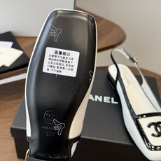 Chanel26SS早春新款方头拼色平底凉鞋 经典方头鞋型自带复古高级感,拼色设计瞬间点亮整体造型,把香奈儿的品牌辨识度 Chanel26SS早春新款方头拼色平底凉鞋 经典方头鞋型自带复古高级感,拼色设计瞬间点亮整体造型,把香奈儿的品牌辨识度