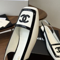 Chanel26SS早春新款方头拼色平底凉鞋 经典方头鞋型自带复古高级感,拼色设计瞬间点亮整体造型,把香奈儿的品牌辨识度 Chanel26SS早春新款方头拼色平底凉鞋 经典方头鞋型自带复古高级感,拼色设计瞬间点亮整体造型,把香奈儿的品牌辨识度