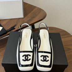 Chanel26SS早春新款方头拼色平底凉鞋 经典方头鞋型自带复古高级感,拼色设计瞬间点亮整体造型,把香奈儿的品牌辨识度 Chanel26SS早春新款方头拼色平底凉鞋 经典方头鞋型自带复古高级感,拼色设计瞬间点亮整体造型,把香奈儿的品牌辨识度